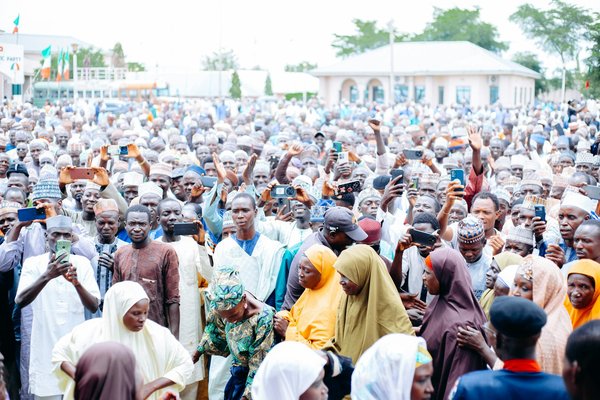 Le Cinéma Comme Miroir de la Société Contemporaine : Une Exploration Profonde et Réflexive